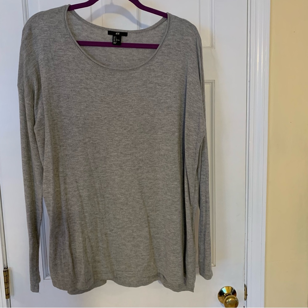 Light gray oversized lightweight pullover sweater by H&M.